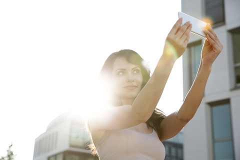 Frau macht Selfie mit Smartphone, lizenzfreies Stockfoto