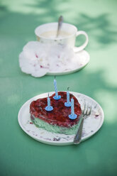 Herzförmige Geburtstagstorte und Kaffeetasse mit Blumen - GISF000150