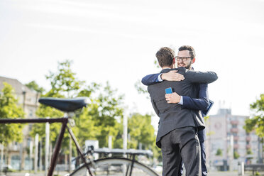 Zwei junge Geschäftsleute treffen sich in der Stadt - UUF005585