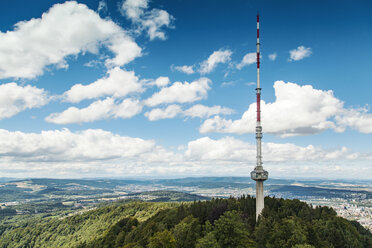 Schweiz, Zürich, Aussicht vom Uetliberg mit Fernmeldeturm und Bergkette - BZF000251