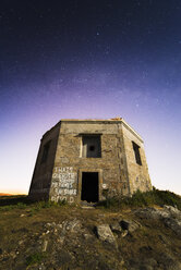 Spanien, Ferrol, Monteventoso, Ruine eines Militärgebäudes bei Mondlicht - RAEF000405