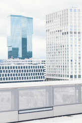 Moderne Bürogebäude vom Dach aus - BZF000224