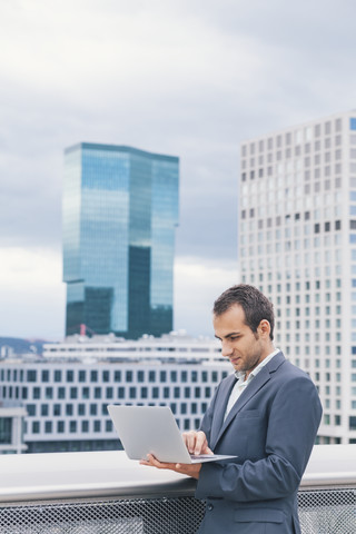 Junger Geschäftsmann bei der Arbeit außerhalb des Büros, lizenzfreies Stockfoto