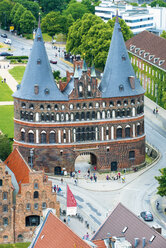 Deutschland, Lübeck, Blick auf das Holstentor von der St. Petri Kirche - VIF000392