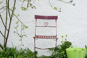 Garden chair in front of a wall - CRF002708