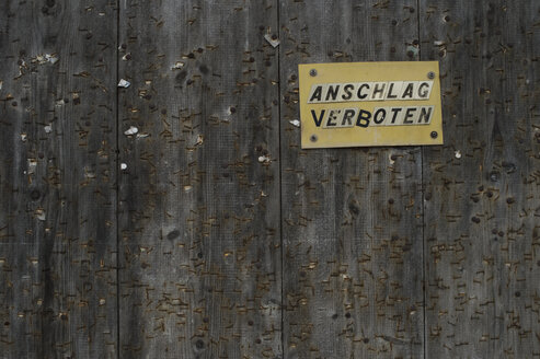 Verbotsschild an einer Holzwand - CRF002707