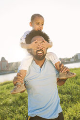 Germany, Cologne, father carrying his son on shoulders - MADF000648