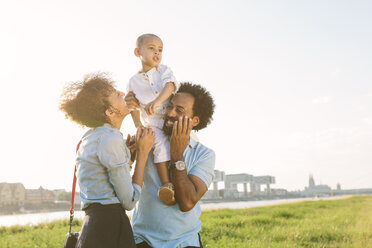 Germany, Cologne, happy family of three at River Rhine - MADF000650