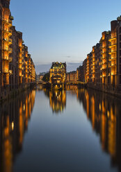 Deutschland, Hamburg, Wandrahmsfleet in der historischen Speicherstadt am Abend, Speicherstadt - RJF000489