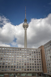 Deutschland, Berlin, Blick auf den Fernsehturm mit Betonturm im Vordergund - NKF000376