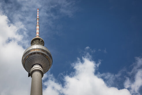 Deutschland, Berlin, Blick auf Fernsehturm von unten - NKF000377