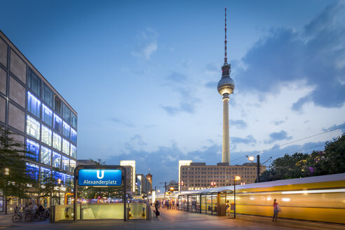 Deutschland, Berlin, Blick auf Fernsehturm und Straßenbahnhaltestelle im Vordergrund in der Dämmerung - NK000395