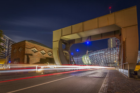 Deutschland, Bremerhaven, Klimahaus und Hubbrücke bei Nacht, lizenzfreies Stockfoto