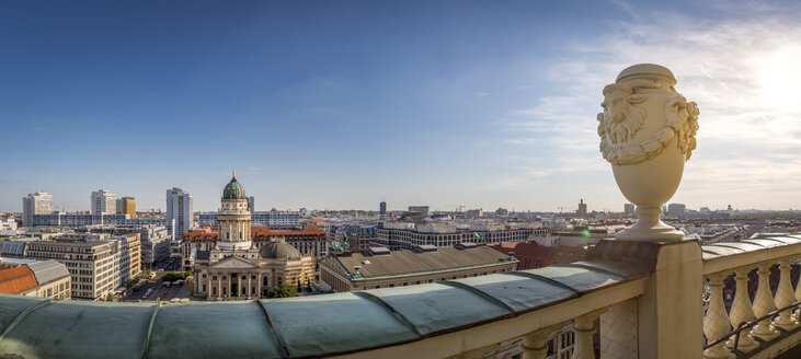 Deutschland, Berlin, Panoramablick auf die Stadt von der Dachterrasse des Französischen Doms - NKF000384