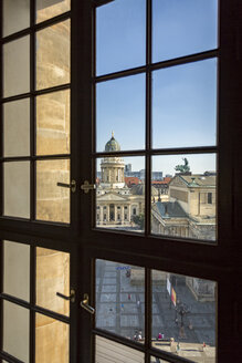 Deutschland, Berlin, Blick vom Französischen Dom durch das Fenster zum Gendarmenmarkt - NKF000386