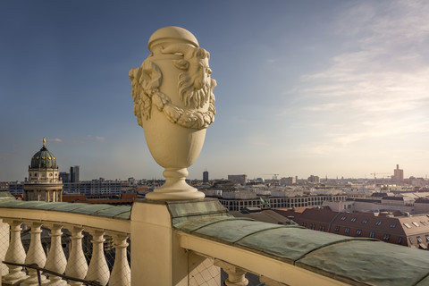 Deutschland, Berlin, Blick auf die Stadt von der Dachterrasse des Französischen Doms, lizenzfreies Stockfoto