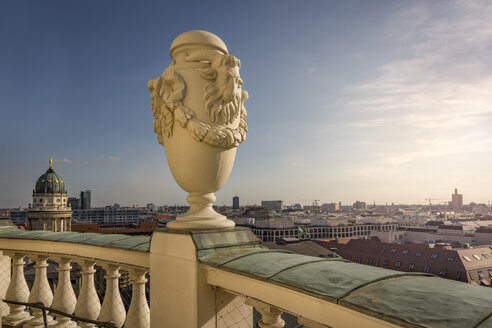 Deutschland, Berlin, Blick auf die Stadt von der Dachterrasse des Französischen Doms - NKF000390