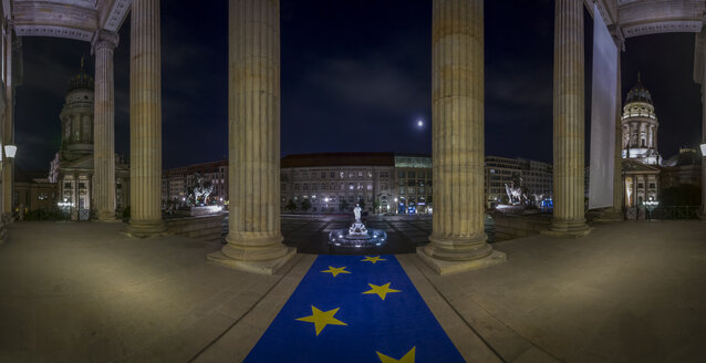 Deutschland, Berlin, Blick vom Konzerthaus zum Gendarmenmarkt bei Nacht - NK000394