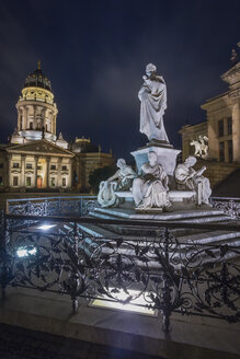 Deutschland, Berlin, Schillerdenkmal am Gendarmenmarkt mit Deutschem Dom im Hintergrund bei Nacht - NKF000398