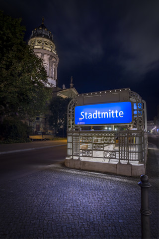 Deutschland, Berlin, U-Bahn-Schild am Gendarmenmarkt bei Nacht, lizenzfreies Stockfoto