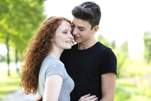 Teenage couple in love - GDF000849