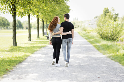 Teenage couple in love walking arm in arm - GDF000850