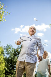 Glückliches älteres Paar spielt Badminton im Freien - RKNF000187