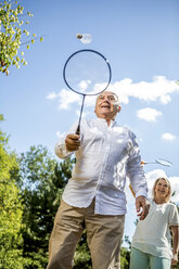 Glückliches älteres Paar spielt Badminton im Freien - RKNF000188