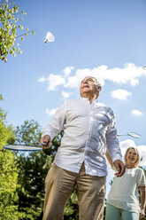 Glückliches älteres Paar spielt Badminton im Freien - RKNF000189