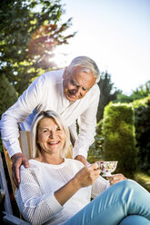 Älteres Paar entspannt sich im Garten - RKNF000223