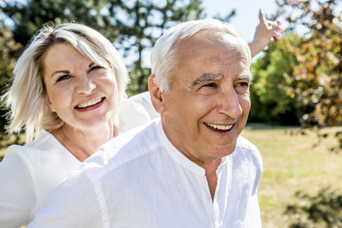 Porträt eines glücklichen älteren Paares im Freien, lizenzfreies Stockfoto