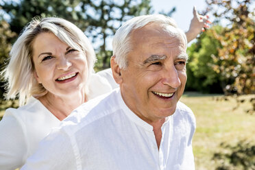 Porträt eines glücklichen älteren Paares im Freien - RKNF000343