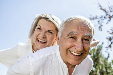 Porträt eines glücklichen älteren Paares im Freien - RKNF000345