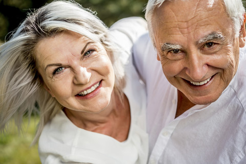 Porträt eines glücklichen älteren Paares im Freien, lizenzfreies Stockfoto