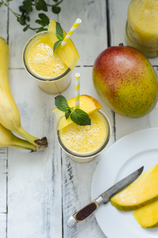 Zwei Gläser Mango-Bananen-Smoothie, lizenzfreies Stockfoto