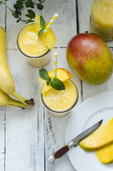 Zwei Gläser Mango-Bananen-Smoothie - ODF001240
