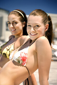 Zwei glückliche junge Frauen in Bikinis - TOYF001343