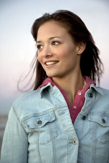 Lächelnde junge Frau in Jeansjacke - TOYF001371