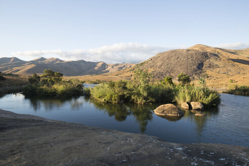 Afrika, Madagaskar, See im Tsaranoro-Tal - SGF001851