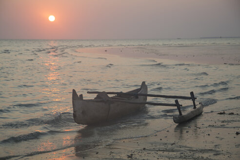 Afrika, Madagaskar, Piroggenboot bei Sonnenuntergang - SGF001859