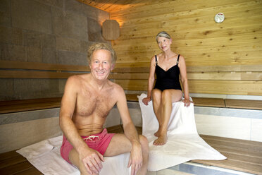 Lächelndes Seniorenpaar in einer Sauna - TOYF001281