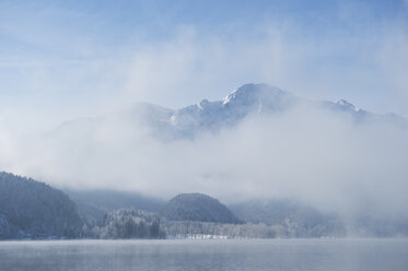 Deutschland, Bayern, Kochelsee, neblig und Tauwetter - CRF002715