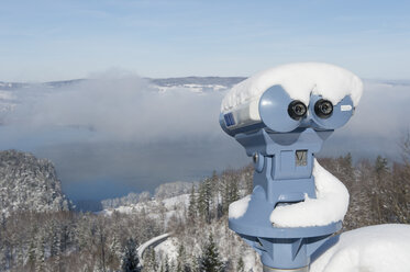 Germany, Bavaria, Lake Kochel, binocular - CRF002717