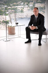 Spanien, Mallorca, Porträt eines wartenden Geschäftsmannes im schwarzen Anzug - TOYF001224