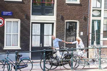 Niederlande, Amsterdam, älteres Paar beim Spaziergang in der Stadt - FMKF002037