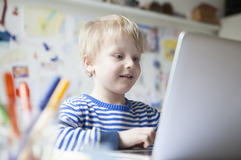 Porträt eines kleinen Jungen mit Laptop - RBF002992