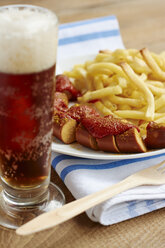 Vegane Currywurst mit Pommes frites und ein Glas obergäriges Dunkelbier - HAWF000853