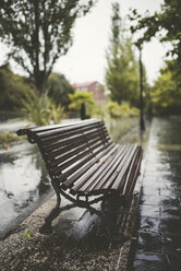 Spanien, Galicien, Ferrol, Bank auf einer Promenade, Regen - RAE000407