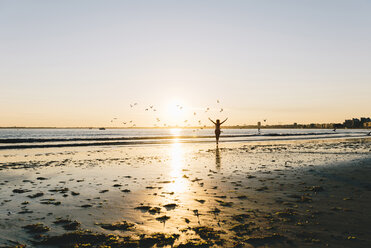 Frankreich, Pornichet, Silhouette einer laufenden Frau am Strand bei Sonnenuntergang - GEMF000335