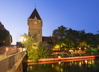 Deutschland, Nürnberg, Schuldturm und Restaurant Celona auf der Insel Schütt an der Pegnitz - SIEF006745